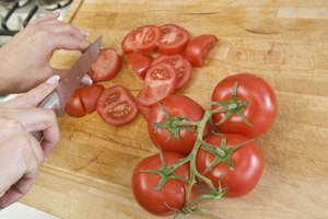 Los alimentos que se saben que aumentan los niveles sistémicos de la vitamina E incluyen nueces, semillas, aceites vegetales, espinacas, brócoli, tomates, kiwis y mangos.