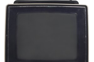 Una televisión portátil tiene una antena telescópica.
