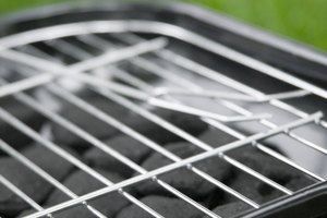 Los inconvenientes del uso de una estufa de carbón portátil incluyen tener que cargar el carbón y esperar a que alcance la temperatura adecuada antes de comenzar a cocinar.