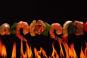 Sirve a los niños unas brochetas de camarón en tu luau.