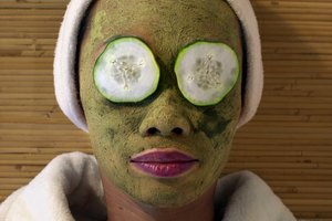 Trata las arrugas del contorno de los ojos con remedios naturales.