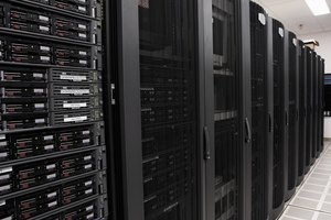 Las computadoras centrales a menudo necesitan enormes habitaciones o incluso edificios dedicados a su uso.
