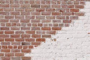El material para acabado a veces se aplica en varias capas y puede mejorar la apariencia de un muro.
