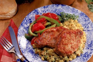 La salsa es una buena forma de mantener húmedas tus chuletas.