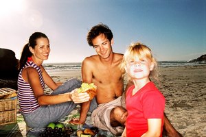La mayoría de los niños necesitan bocadillos entre las comidas para ayudar a mantener sus niveles de energía.