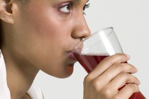 Consumir jugo de arándano puede ayudar a prevenir la cistitis.