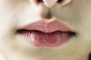 Acondiciona tus labios con un exfoliante y humectantes especiales de manera regular para lograr una imagen más juvenil.