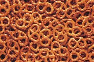 Los pretzels son bocadillos altos en carbohidratos.
