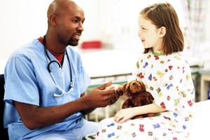Un análisis de sangre permite determinar los niveles de creatinina del niño.