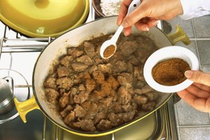 Ayuda con la cocina.