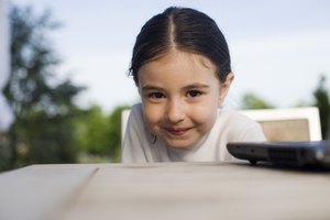 Lograr que un niño tímido sonría con el tiempo es beneficioso.