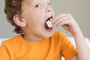 En general, trata de incorporar más granos integrales y menos grasas en los alimentos favoritos de los chicos.