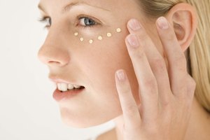 Aplicación adecuada de la crema para los ojos.