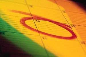 Practica tus flexiones de brazos consistentemente en días designados de la semana.