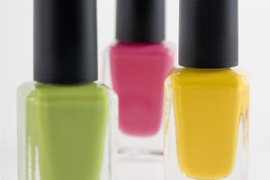 Usa esmalte de uñas como una manera de personalizar.
