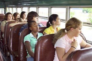 Ayudar a una excursión podría significar viajar en el autobús con tu hijo.