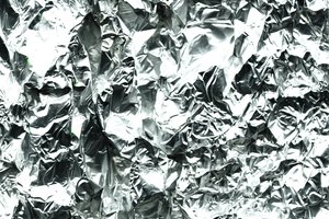 Engarza herméticamente el aluminio alrededor de la barra, creando una bola.
