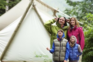 Las capas de ropa ayudan a tu hijo a lidiar con los cambios del clima mientras esté fuera de casa.