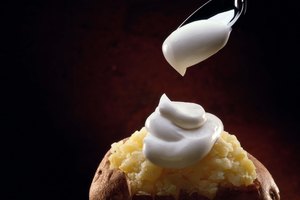 La crema agria está llena de los nutrientes que tu piel necesita.
