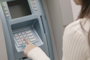 Una tarjeta de crédito y un número pin te permiten obtener dinero de un cajero automático.