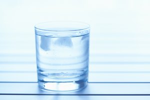 El agua puede mejorar el síndrome del ojo reseco.