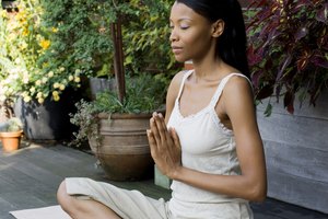 La meditación ayuda a despejar la mente y a mejorar la concentración.