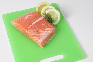 La American Heart Association recomienda comer al menos dos porciones de 3,5 onzas (99 g) de salmón y de otro pescado graso por semana.