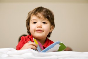A los niños pequeños les encantan los libros de cartón.