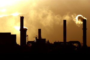 Imagen de una fábrica expulsando humos contaminantes