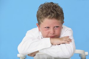 Los pre-adolescentes experimentan emociones más fuertes que los niños, y las emociones se hacen más fuertes en la adolescencia.