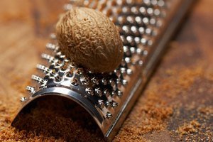 Ralla tu nuez moscada para obtener un sabor superior.