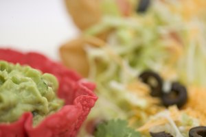 Puedes preparar una ensalada taco con lo que te sobró de la cena anterior.