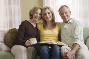 Los padres co-dependientes intentan mantener a sus hijos dependientes de ellos.