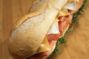Un sándwich de pan plano con vegetales frescos puede ser una opción nutritiva.