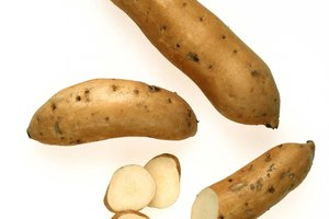 Las batatas tienen una forma corta, tipo bloque, con varios bordes redondeados o extremos cónicos.