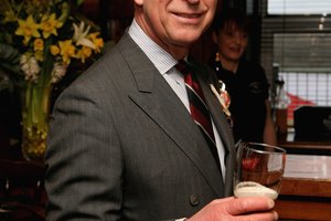 Verter la cerveza de barril es una antigua ceremonia en sí misma.