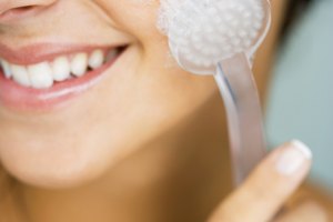 Usa un cepillo facial suave con tu limpiador para una limpieza más profunda.