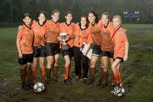 Los adolescentes que participan en deportes tienen menos probabilidades de pasar el tiempo yendo de fiesta en fiesta.