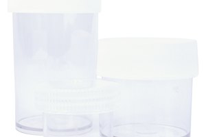 Transforma un contenedor de plástico ordinario en un agitador sensorial de Año Nuevo.