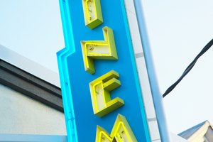 Las proyecciones en cine son o bien proyectadas en película de 35 mm o bien en formato digital.