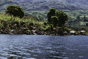 Río en medio de un paisaje de escarpadas montañas en Guatemala.