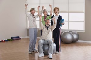 Los adultos mayores pueden disfrutar de juegos divertidas que promuevan una salud física, mental y emocional de manera sólida.