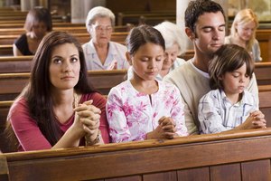Los padres enseñan lecciones de vida a través de la religión.