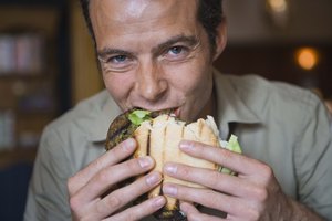 Es posible que un jugador de fútbol americano tenga que comer y beber alrededor de 10.000 calorías para sobrellevar el entrenamiento agotador.