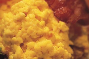 Cocina huevos evueltos en las olla de cocimiento lento para un almuerzo fácil y entretenido.
