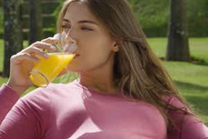 El jugo de frutas puede ayudarte a cumplir los requisitos de líquidos y frutas diarios.