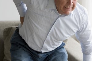 Los tirones musculares se producen cuando las fibras del tejido muscular se estiran más allá de los límites normales.