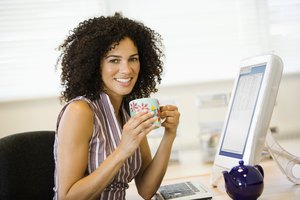 La cafeína puede irritar tu tinnitus.