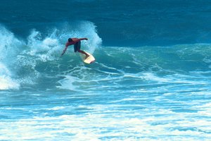La playa de Oahu es famosa por sus olas gigantes.