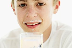 Los contenidos de carbohidratos y proteína son muy similares en la leche y la media crema.